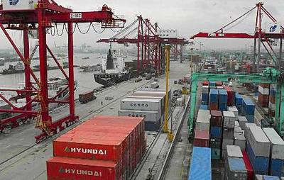 上海港上半年集装箱吞吐量超釜山，经济纵横彰显上海贸易新动能